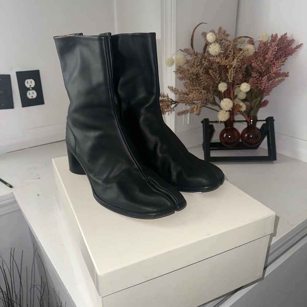 MAISON MARGIELA BLACK LEATHER TABIS